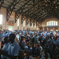 emeinsamer Gottesdienst mit 900, großteils Jugendlichen, in der Pfarrkirche von Nyanza.