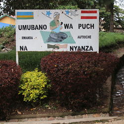 Die Tafel vor der St. Peter Schule in Nyanza