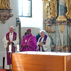 Gottesdienst mit Pfarrer Leitner und Msgr. Köck                                                 