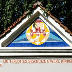 Das von Herlinde Almer 1986 gestaltete Wiesennazl-Kreuz                               