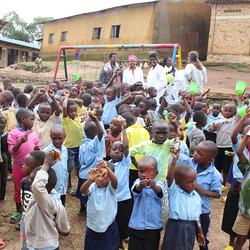Mit Spendengeldern vom Jungschar-Lala wurde Spielzeug für Kindergartenkinder in Nyanza gekauft.